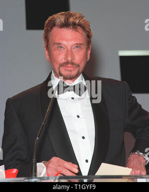 CANNES, FRANCE : 23 mai 1999 : l'acteur français JOHNNY HALLYDAY au 52e Festival du Film de Cannes, cérémonie de clôture. © Paul Smith / Featureflash Banque D'Images