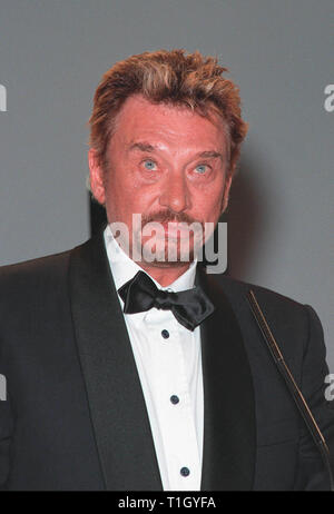 CANNES, FRANCE : 23 mai 1999 : l'acteur français JOHNNY HALLYDAY au 52e Festival du Film de Cannes, cérémonie de clôture. © Paul Smith / Featureflash Banque D'Images
