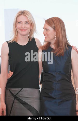 CANNES, FRANCE : 23 mai 1999 : actrice Cate Blanchett (à gauche) & Julianne Moore au Festival de Cannes pour promouvoir leur film 'Un mari idéal.' © Paul Smith / Featureflash Banque D'Images