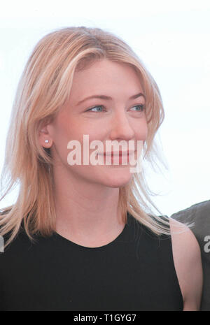 CANNES, FRANCE : 23 mai 1999 : Cate Blanchett actrice au Festival de Cannes pour promouvoir son film 'Un mari idéal.' © Paul Smith / Featureflash Banque D'Images