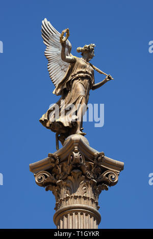 Prague, République tchèque : Repoublic Statue d'un ange en face de la salle de concert Rudolfinum Banque D'Images