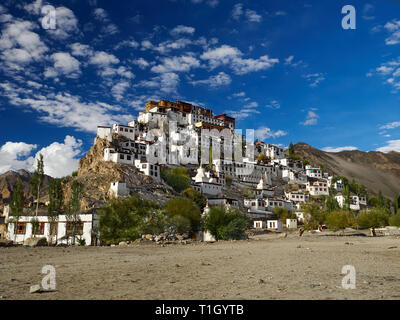 Monastère bouddhiste Gonpa Tiksi, sur une colline entre les montagnes, Ladakh, Himalaya, Inde du Nord. Banque D'Images