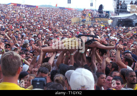 Un concert est indiqué d'être transféré du ventilateur sur le dessus de la foule lors de Woodstock 94 dans Saugerties, New York. Banque D'Images