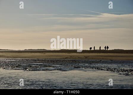 Chiffres éloignés sur la plage, conseil informatique, Anglesey, au nord du Pays de Galles, Royaume-Uni Banque D'Images