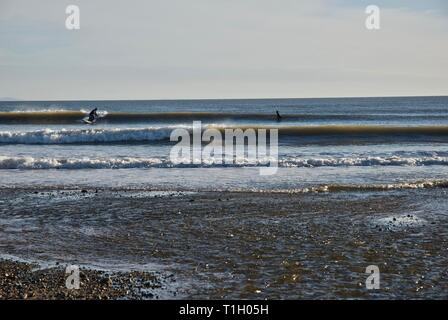 Chiffres éloignés sur la plage, conseil informatique, Anglesey, au nord du Pays de Galles, Royaume-Uni Banque D'Images