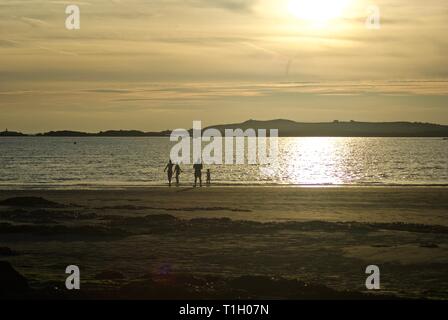 Chiffres éloignés sur la plage, conseil informatique, Anglesey, au nord du Pays de Galles, Royaume-Uni Banque D'Images