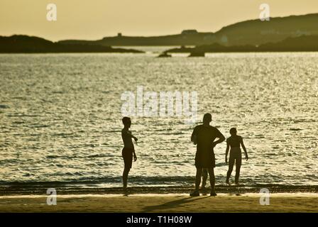 Chiffres éloignés sur la plage, conseil informatique, Anglesey, au nord du Pays de Galles, Royaume-Uni Banque D'Images