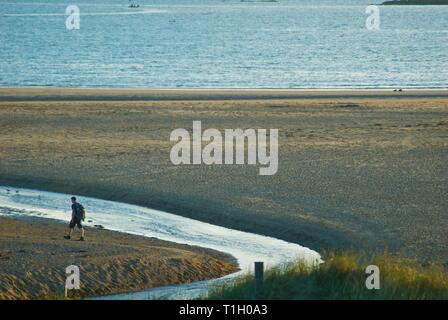 Chiffres éloignés sur la plage, conseil informatique, Anglesey, au nord du Pays de Galles, Royaume-Uni Banque D'Images