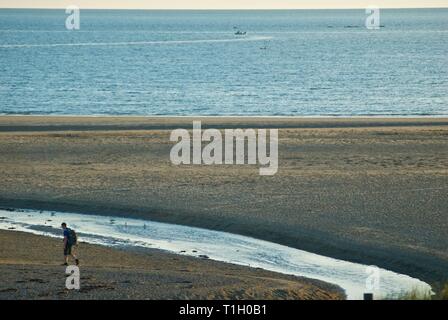 Chiffres éloignés sur la plage, conseil informatique, Anglesey, au nord du Pays de Galles, Royaume-Uni Banque D'Images