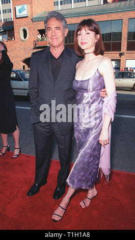 LOS ANGELES, CA. 15 juin 1999 : actrice VICTORIA PRINCIPAL ET mari DR. HARRY GLASSMAN lors de la première mondiale, à Los Angeles, de 'La fille du général" qui stars John Travolta. © Paul Smith / Featureflash Banque D'Images