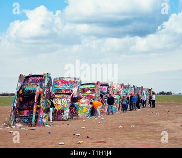 AMARILLO, Texas, USA - Mars 10 , 2019. Le Cadillac Ranch à Amarillo. Le Cadillac Ranch est une installation d'art public de vieilles épaves de voitures et d'un populaire landma Banque D'Images