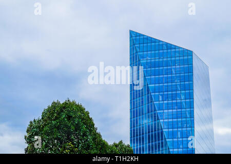 Londres, Angleterre, août 2018, haut d'un bâtiment moderne couvert de panneau de verre au 240 Blackfriars Road, Royaume-Uni Banque D'Images