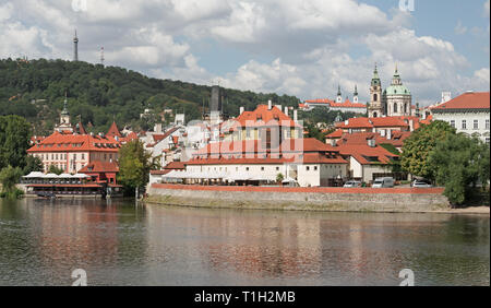 Prague : vue de la Vltava et Mala Strana Banque D'Images