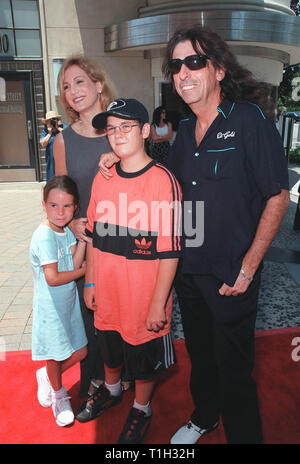 LOS ANGELES, CA. 11 juillet 1999 : rock star Alice Cooper & famille arrivant à Les studios Sony Pictures, Culver City, pour la première mondiale de 'Muppets à partir de l'espace'. © Paul Smith / Featureflash Banque D'Images