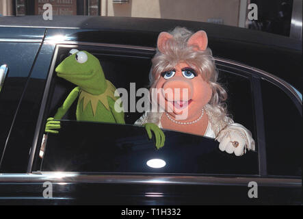 LOS ANGELES, CA. 11 juillet 1999 : Kermit la grenouille et Miss Piggy qui arrivent à les studios Sony Pictures, Culver City, pour la première mondiale de son nouveau film 'Muppets à partir de l'espace'. © Paul Smith / Featureflash Banque D'Images