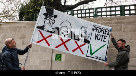 Londres, Royaume-Uni. 23 mars 2019. Restent partisans et des manifestants prendre part à une marche pour arrêter Brexit dans Central Londres appelant à un vote du peuple. Banque D'Images