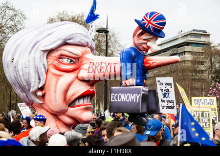 Londres, Royaume-Uni. 23 mars 2019. Brexit avec flotteur Theresa peut conçu par designer allemand Jacques Tilly. Restent partisans et des manifestants prendre part à une marche pour arrêter Brexit dans Central Londres appelant à un vote du peuple. Banque D'Images