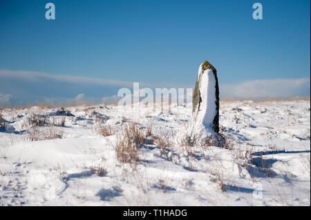 Granit couvertes de neige poster sur landes sous ciel bleu clair avec copie espace Banque D'Images