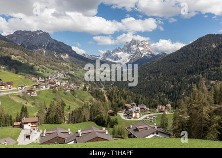 Dolomites, Italie. Voir à partir de la Colle Santa Lucia vers Monte Pelmo Banque D'Images