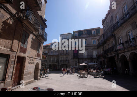 Les gens en bar terrasses à Praza da Constitución, province de Pontevedra, Vigo, Galice, Espagne Banque D'Images