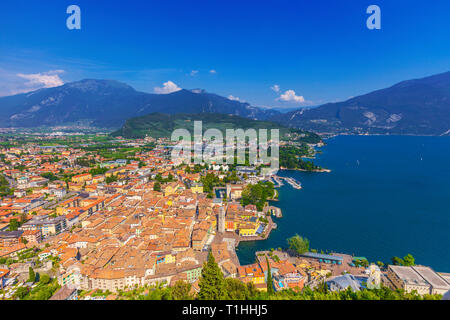 Vue du château en ruines Il Bastione au quartier historique et le port de Riva del Garda, trient, Italie Banque D'Images