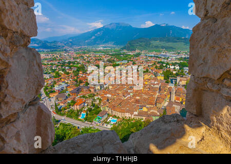 Vue du château en ruines Il Bastione au quartier historique de Riva del Garda, trient, Italie Banque D'Images