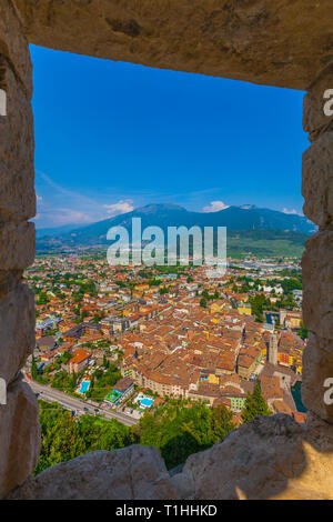 Vue du château en ruines Il Bastione au quartier historique de Riva del Garda, trient, Italie Banque D'Images