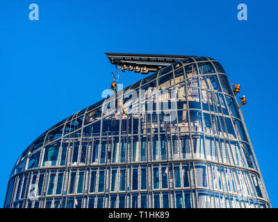 Steeplejacks sur un Blackfriars Londres - les travailleurs de l'entretien Steeplejack pendent un Blackfriars, appelé le Vase ou Boomerang, sur la banque Southbank de Londres. Banque D'Images