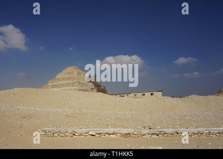 Saqqara, Egypte : La pyramide à degrés de Djoser, en cours de restauration. Banque D'Images