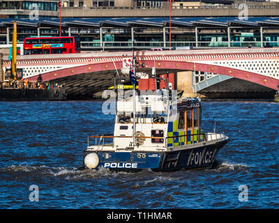 Bateau de la Metropolitan police de Londres près du pont Blackfriars sur la Tamise. Bateau de police de la rivière London. Banque D'Images