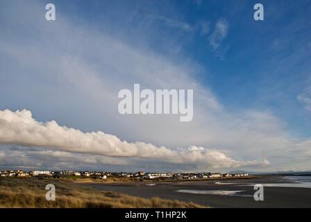 Une vue lointaine du village de conseil informatique à travers les dunes de la commune Trewan, conseil informatique, Anglesey, au nord du Pays de Galles, Royaume-Uni Banque D'Images