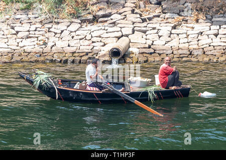 Assouan, Egypte - le 13 septembre 2018 : les pêcheurs de petite barque de pêche dans la rivière du Nil à Assouan, Egypte Banque D'Images