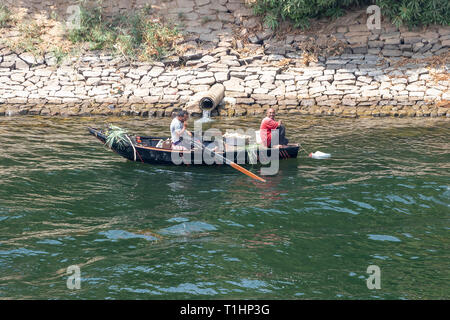 Assouan, Egypte - le 13 septembre 2018 : les pêcheurs de petite barque de pêche dans la rivière du Nil à Assouan, Egypte Banque D'Images