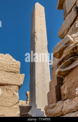 Obélisques de granit dans le temple de Karnak. Louxor, Egypte. Communément connu sous le nom de Karnak, est composé d'un vaste ensemble de temples cariées, chapelles, pylônes, et d'autres bâtiment Banque D'Images