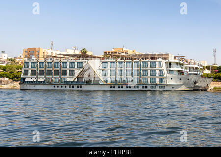 Bateaux de touristes amarré sur le Nil à Louxor. La croisière bateaux touristiques entre Louxor et Assouan en Haute Egypte Banque D'Images