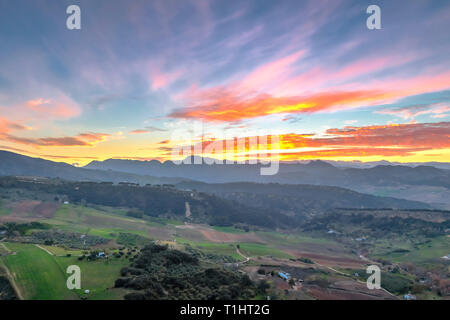 Paysage dans la comarca Serrania de Ronda au coucher du soleil, dans la province de Malaga, Espagne Banque D'Images