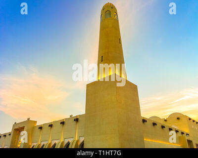 Libre d'État Grande Mosquée avec un minaret au coucher du soleil la lumière. Mosquée au centre-ville de Doha, au Qatar, au Moyen-Orient, dans la péninsule arabique, du Golfe persique. Monument Banque D'Images