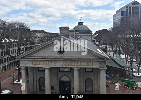 Quincy Market comme vu du Faneuil Hall, le centre-ville de Boston, Massachusetts, New England, United States of America Banque D'Images