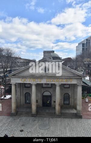 Quincy Market comme vu du Faneuil Hall, le centre-ville de Boston, Massachusetts, New England, United States of America Banque D'Images