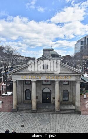 Quincy Market comme vu du Faneuil Hall, le centre-ville de Boston, Massachusetts, New England, United States of America Banque D'Images