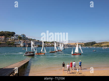 Un tir d'une famille appréciant le spectacle de course à Salcombe estuaire pendant l'été, Banque D'Images