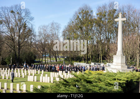 La police de la Royal Air Force, rendre hommage aux 50 aviateurs tués dans la grande évasion du Stalag 3 sur le 75e anniversaire de la guerre, cimetière de Poznan Banque D'Images