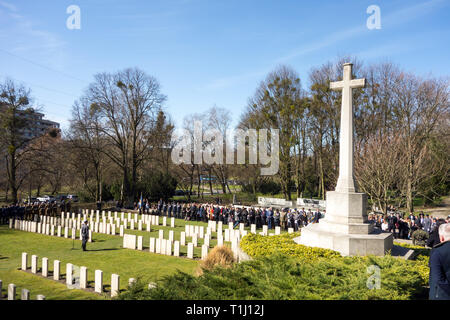 La police de la Royal Air Force, rendre hommage aux 50 aviateurs tués dans la grande évasion du Stalag 3 sur le 75e anniversaire de la guerre, cimetière de Poznan Banque D'Images