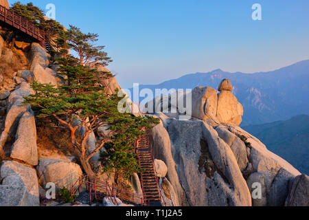 Vue de Ulsanbawi pic sur le coucher du soleil. Le Parc National de Seoraksan, Corée du Sud Banque D'Images