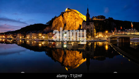 Nuit panorama de la ville de Dinant, Belgique Banque D'Images