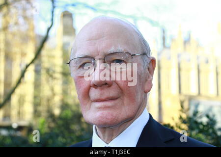 Lord Campbell. Le Baron Campbell de Pittenween. Souvent connu sous le nom de Ming Campbell photographié dans la ville de Westminster avec la Chambre des Lords en arrière-plan. Chef libéral démocrate 2006 2007. Athlète 100 mètres en 10.2 secondes. Équipe olympique de Grande-Bretagne 200m et 4 x 100 m Jeux Olympiques de 1964. Battez O. J. Simpson en 100 mètres de course. Nom complet Walter Menzies Campbell. CQ. Conseil Queens. CBE. Les politiciens britanniques. Politique britannique. DÉPUTÉS. Lords. Pairs. Des politiciens célèbres. Page du portefeuille de Russell Moore. Banque D'Images