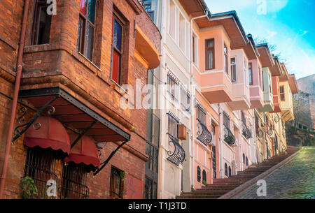 Maisons colorées dans Balat district de Fatih, Istanbul. Banque D'Images