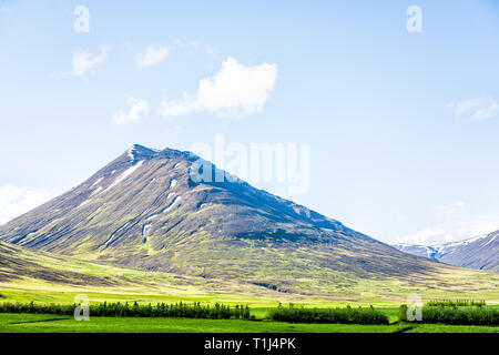 Vue sur la montagne près de Akureyri Sulur avec ciel bleu et sur le terrain prairie avec de l'herbe verte au cours de journée ensoleillée Banque D'Images