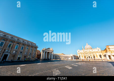 Cité du Vatican, Italie - 5 septembre 2018 : Emtpty la place Saint Pierre au cours de l'architecture Basilique journée ensoleillée grand angle vue panoramique de Rome Banque D'Images