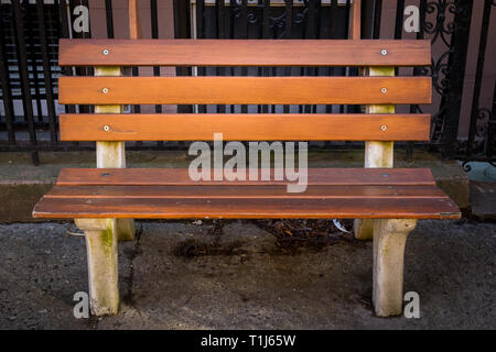 Beau vieux banc de la rue à New York City's Harlem, quartier nord de Manhattan, New York, USA Banque D'Images